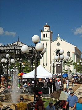 Centrale plein met de katholieke kerk San Antonio de Padua in Barranquitas