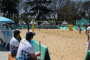 Deutsch: Beachvolleyball bei den Olympischen Jugendspielen 2018; Tag 8, 14. Oktober 2018; Mädchen, Achtelfinale – USA-Peru 2:0 (21–19/21–12) English: Beach volleyball at the 2018 Summer Youth Olympics at 14 October 2018 – Girls Round of 16 – USA-Peru 2:0 (21–19/21–12)