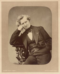 Hector Berlioz photographié par Pierre Petit en 1863. (définition réelle 4 131 × 5 072)