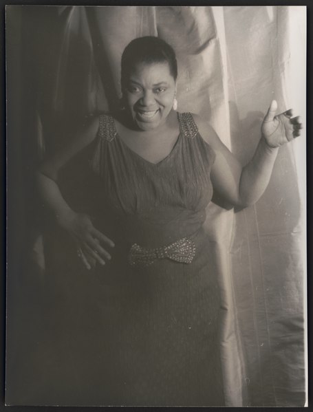 File:Bessie Smith, three-quarter length portrait, standing, facing front, with left hand raised LCCN2004663575.tif