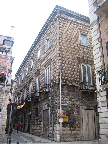 File:Bisceglie palazzo Tupputi.JPG