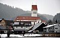 Blick über den gefrorenen Karsee zur Ortschaft Karsee