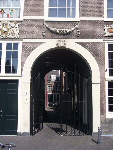 File:Boterstraat, Den Haag, toegangspoort.jpg