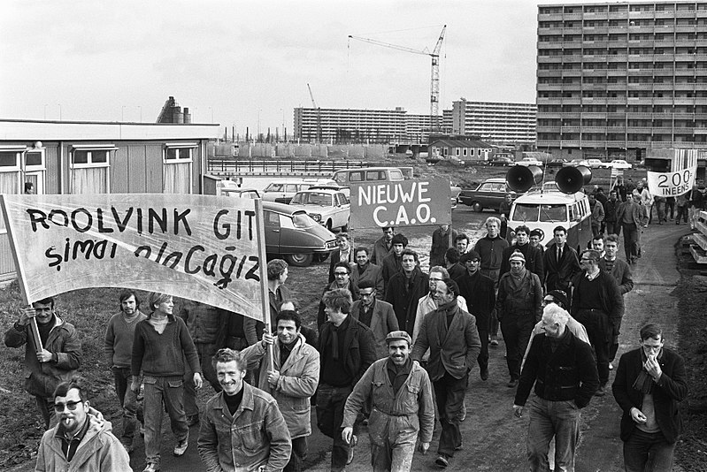 File:Bouwvakkers demonstreren in de Bijlmermeer Amsterdam voor meer loon en dergelijk, Bestanddeelnr 923-0391.jpg