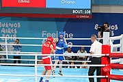 Deutsch: Boxen bei den Olympischen Jugendspielen 2018 Tag 12, 18. Oktober 2018 - Finale Leichtgewicht Mädchen – Oriana Saputo (Argentinien, blau) schlägt Emma Lawson (Australien, rot) 5-0; Ringrichter ist José Romero (Spanien). English: Boxing at the 2018 Summer Youth Olympics on 18 October 2018 – Girls' lightweight Bronze Medal Bout – Oriana Saputo (Argentina, blue) wins over Emma Lawson (Australie, red) 5-0; Referee is José Romero (Spain). Español: Boxeo en los Juegos Olímpicos Juveniles de Verano de 2018 en 18 de octubre de 2018 - Combate de medalla de bronce de las niñas: Oriana Saputo (Argentina, azul) gana a Emma Lawson (Australie, roja) 5-0; Árbitro es José Romero (España).