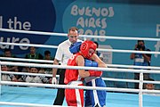 Deutsch: Boxen bei den Olympischen Jugendspielen 2018 Tag 12, 18. Oktober 2018 - Finale Leichtgewicht Mädchen – Oriana Saputo (Argentinien, blau) schlägt Emma Lawson (Australien, rot) 5-0; Ringrichter ist José Romero (Spanien). English: Boxing at the 2018 Summer Youth Olympics on 18 October 2018 – Girls' lightweight Bronze Medal Bout – Oriana Saputo (Argentina, blue) wins over Emma Lawson (Australie, red) 5-0; Referee is José Romero (Spain). Español: Boxeo en los Juegos Olímpicos Juveniles de Verano de 2018 en 18 de octubre de 2018 - Combate de medalla de bronce de las niñas: Oriana Saputo (Argentina, azul) gana a Emma Lawson (Australie, roja) 5-0; Árbitro es José Romero (España).