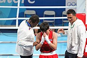 Deutsch: Boxen bei den Olympischen Jugendspielen 2018 Tag 12, 18. Oktober 2018 - Finale Leichtgewicht Mädchen – Junioren-Weltmeisterin und dreifache Juniorinnen-Europameisterin Caroline Sara DuBois (Großbritannien, blau) schlägt Juniorinnen-Asienmeisterin Porntip Buapa (Thailand, rot). English: Boxing at the 2018 Summer Youth Olympics on 18 October 2018 – Girls' lightweight Gold Medal Bout – Caroline Sara DuBois (Grat Britain, blue) wins over Porntip Buapa (Thailand, red). Español: Boxeo en los Juegos Olímpicos Juveniles de Verano de 2018 en 18 de octubre de 2018 - Combate de medalla de oro de peso ligero para niñas - Caroline Sara DuBois (Gran Bretaña, azul ) gana sobre Porntip Buapa (Tailandia, rojo).