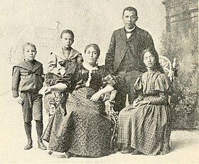 Margaret Murray Washington (center) with Booker T. Washington and their children. Boys Life of Booker T. Washington 148.jpg