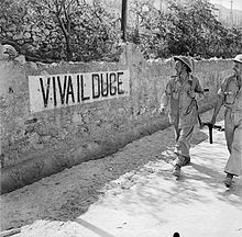 British soldiers smile at a 'Viva Il Duce' slogan on a wall in Reggio, Italy, September 1943. NA6230.jpg