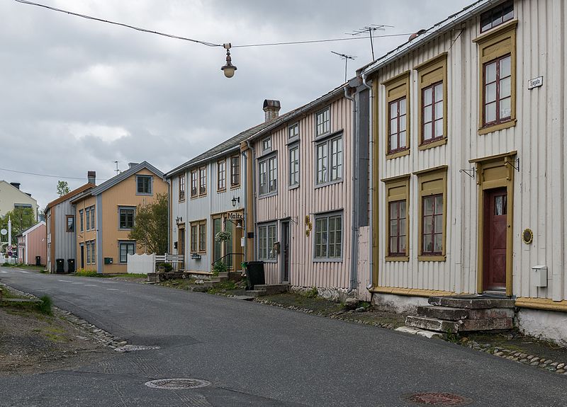 File:Buildings at Sjøgata, Mosjøen 20150607 2.jpg