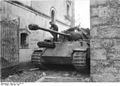 Bundesarchiv Bild 101I-313-1001-26, Italien, Panzer V (Panther) in Ortschaft.jpg