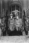 Heydrich en visite au château de Prague, en compagnie de Karl Hermann Frank, 1941