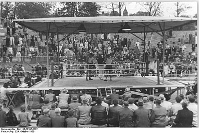 So kommt man zu der Dubois-Arena mit den Öffentlichen - Mehr zum Ort Hier