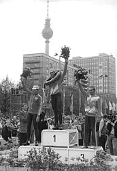 Siegerehrung zum Prolog 1987; links: Uwe Ampler, Mitte: Wassili Schdanow, rechts: Pēteris Ugrjumovs