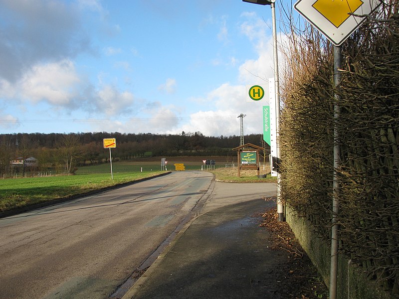 File:Bushaltestelle Schulstraße, 2, Wenigenhasungen, Wolfhagen, Landkreis Kassel.jpg