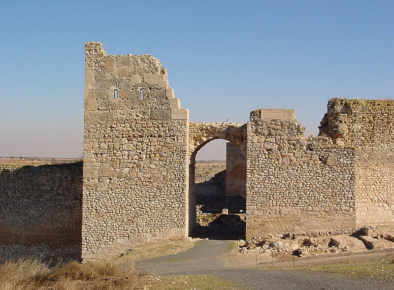 File:Calatrava la Vieja puerta alcázar.JPG