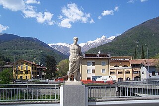 Calco statua principe-eroe - Piazza Fiamme Verdi - Cividate Camuno (Foto Luca Giarelli).jpg