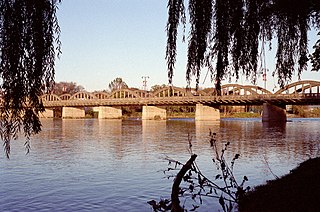 The Grand River Bridge, which carries Argyle St. over the Grand River in Caledonia, Ontario CaliBridge150dpi.jpg
