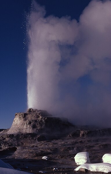 File:Castle geyser with spray.jpg