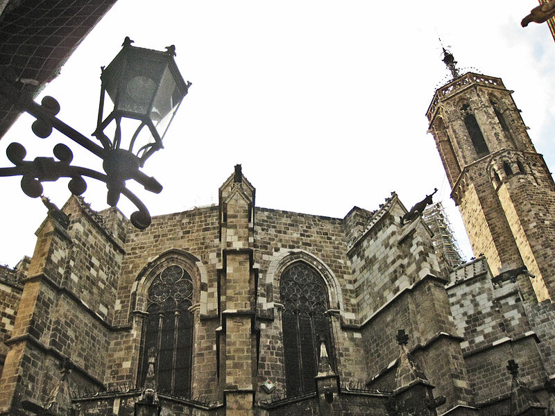 File:Catedral de Barcelona, absis i campanar.jpg