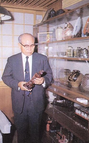 File:Chobyo Yara and his collections.JPG