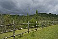 757) Clôture en bois, l'orage venant. Dordogne. 28 août 2011