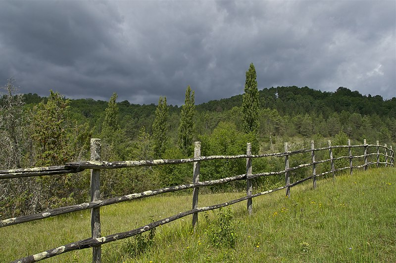 File:Clôture orage Dordogne.jpg