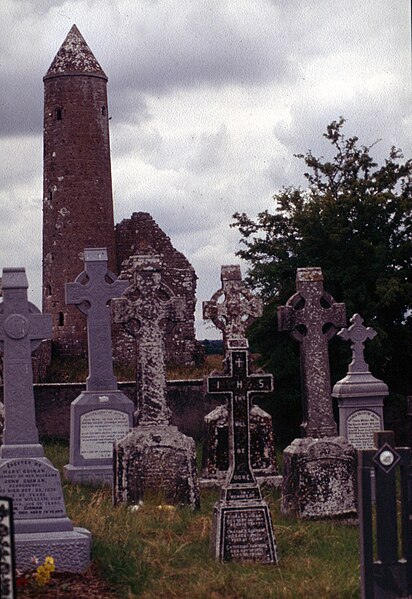 File:Clonmacnoise-10-Grabkreuze-Rundturm-1989-gje.jpg