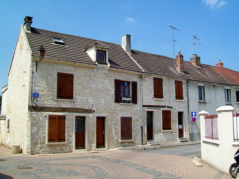 File:Coye-la-Forêt (60), maisons rue du Puits, à l'angle avec la rue Blanche.jpg