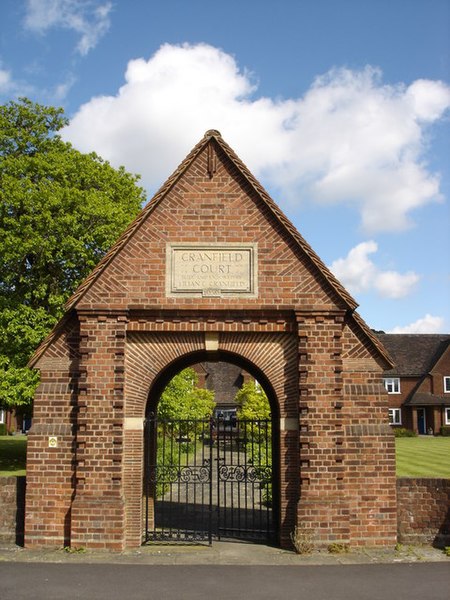 File:Cranfield Court - entrance gate - geograph.org.uk - 1315022.jpg