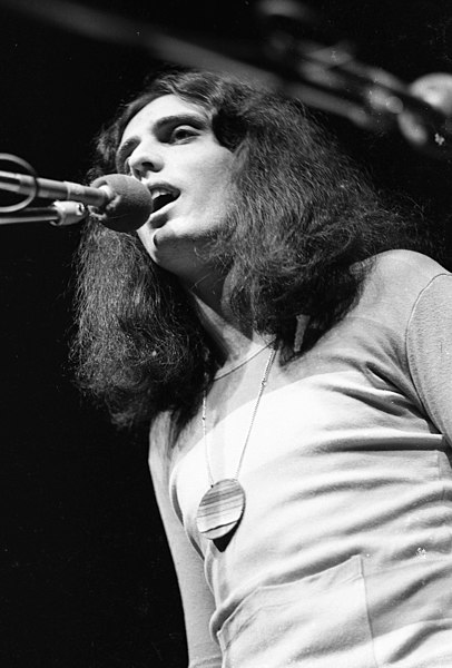 Pick performing in front of soldiers in Beit HaHayal at Tel Aviv, 1972