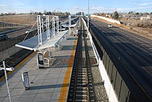 foto di una stazione degli autobus vicino all'autostrada