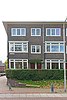 Woning in bouwblok met beneden- en bovenwoningen. Het blok van in totaal veertien woningen is in de periode 1926-1930 gebouwd in een sobere strakke bouwtrant met invloeden van Frank Lloyd Wright en Jan Wils. De woning is van algemeen belang als onderdeel van het bouwblok dat in zijn geheel van algemeen belang is voor de gemeente Delft vanwege de architectonische waarde. Het is van belang als voorbeeld van woningbouwarchitectuur zoals die in de jaren twintig en dertig, met name in Den Haag en omgeving werd toegepast.