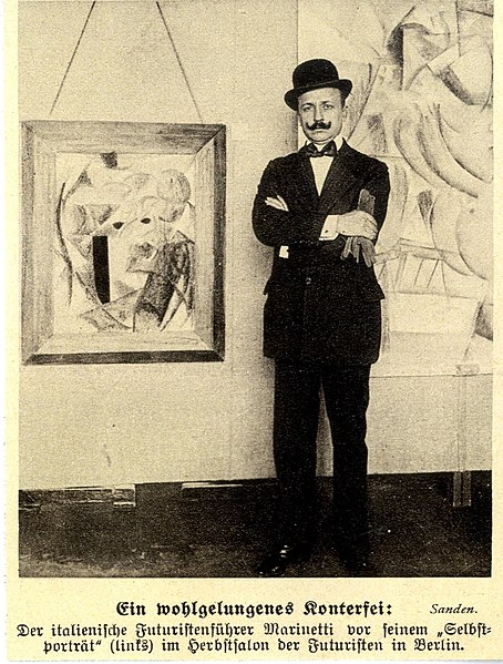 File:Der italienische Futuristenführer Marinetti vor seinem Selbstporträt, c.1913.jpg