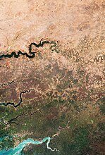 Luchtfoto van de overgang tussen woestijn en groen