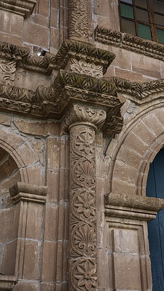 File:Detalle Iglesia Santiago Apostol de Pomata.jpg