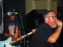 Dicks treedt op in Austin, Texas in 2005;  op de foto van links naar rechts: Buxf Parrott en Gary Floyd