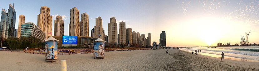 Het strand bij Dubai Marina (2016). Met de Jumeirah Beach Residence links, en rechts Bluewaters Island (met o.a. de Ain Dubai in aanbouw).