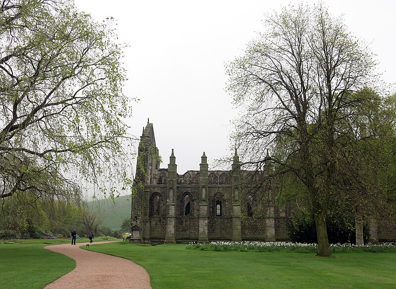 File:Edinburgh - Holyrood Abbey, precinct and associated remains - 20140427120623.jpg