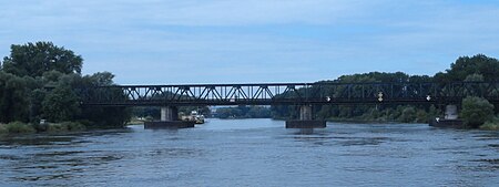 Eisenbahnbrücke Regensburg Schwabelweis (cropped)