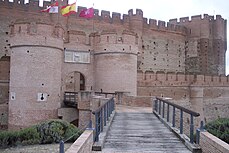 Entrada del castillo con las puertas desenfiladas.