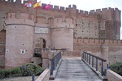 Entrada del castillo con las puertas desenfiladas.