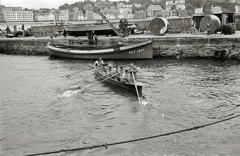 File:Entrenamiento de traineras en el muelle (1 de 2) - Fondo Car-Kutxa Fototeka.jpg