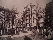 Fotografie při pohledu na severovýchod z hřbitova Trinity přes Broadway v budově Equitable Life Assurance Building v roce 1870