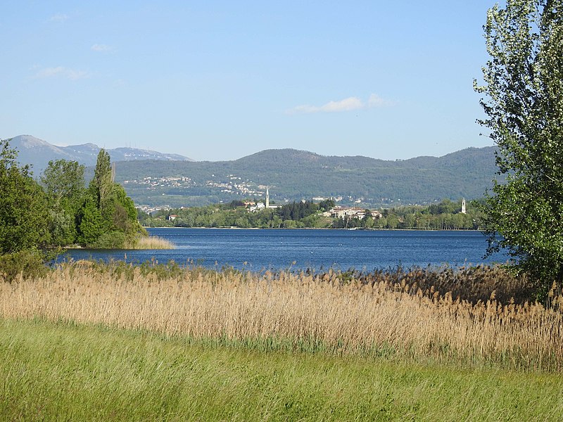 File:Eupilio, CO - Penzano - Lago di Pusiano v NW, Bosisio Parini, LC.jpg