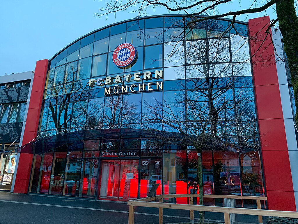 1024px-FC_Bayern_M%C3%BCnchen_offices_and_shop.jpeg