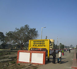 Placa de identificação da estação Falakata