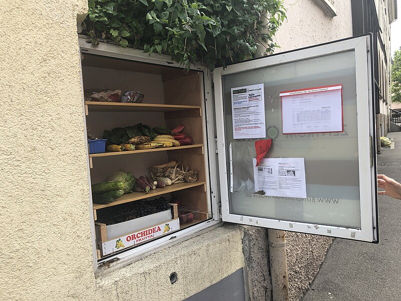 File:Food sharing in Sigmaringen, Germany 03.jpg