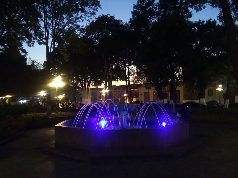 File:Fountain in the Zocalo Park in Tlaxcala in one night of february.jpg