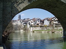 Die Altstadt unter der Mittleren Brücke durch gesehen